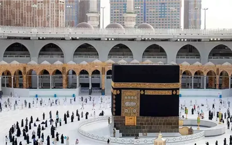 صدمة في السوق.. إيقاف تأشيرات العمرة يصعّب عمل الشركات المصرية